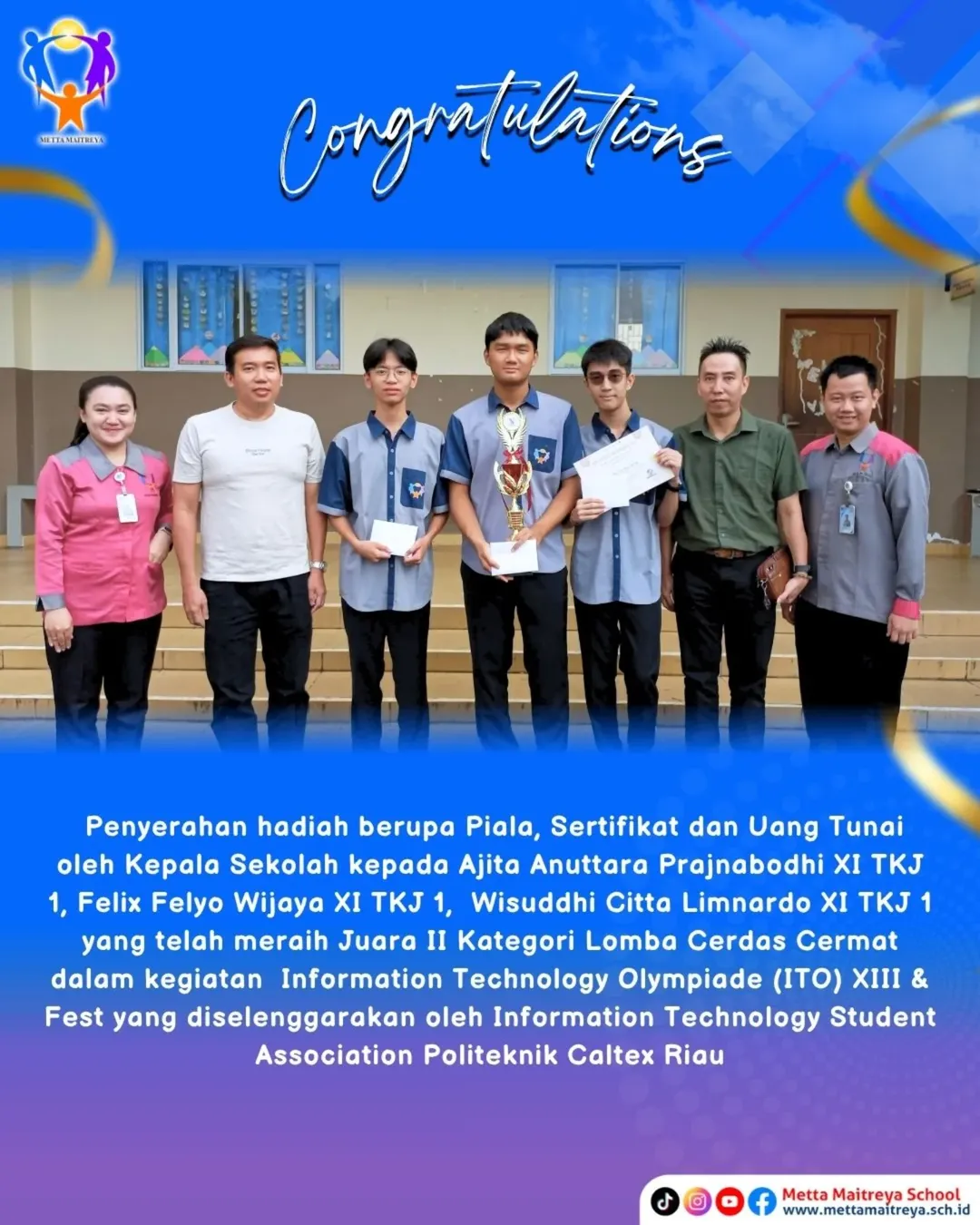 Penyerahan hadiah oleh Kepala Sekolah atas Prestasi dalam Perlombaan Cerdas Cermat dalam kegiatan Information Technology Olympiade (ITO) XIII & Fest